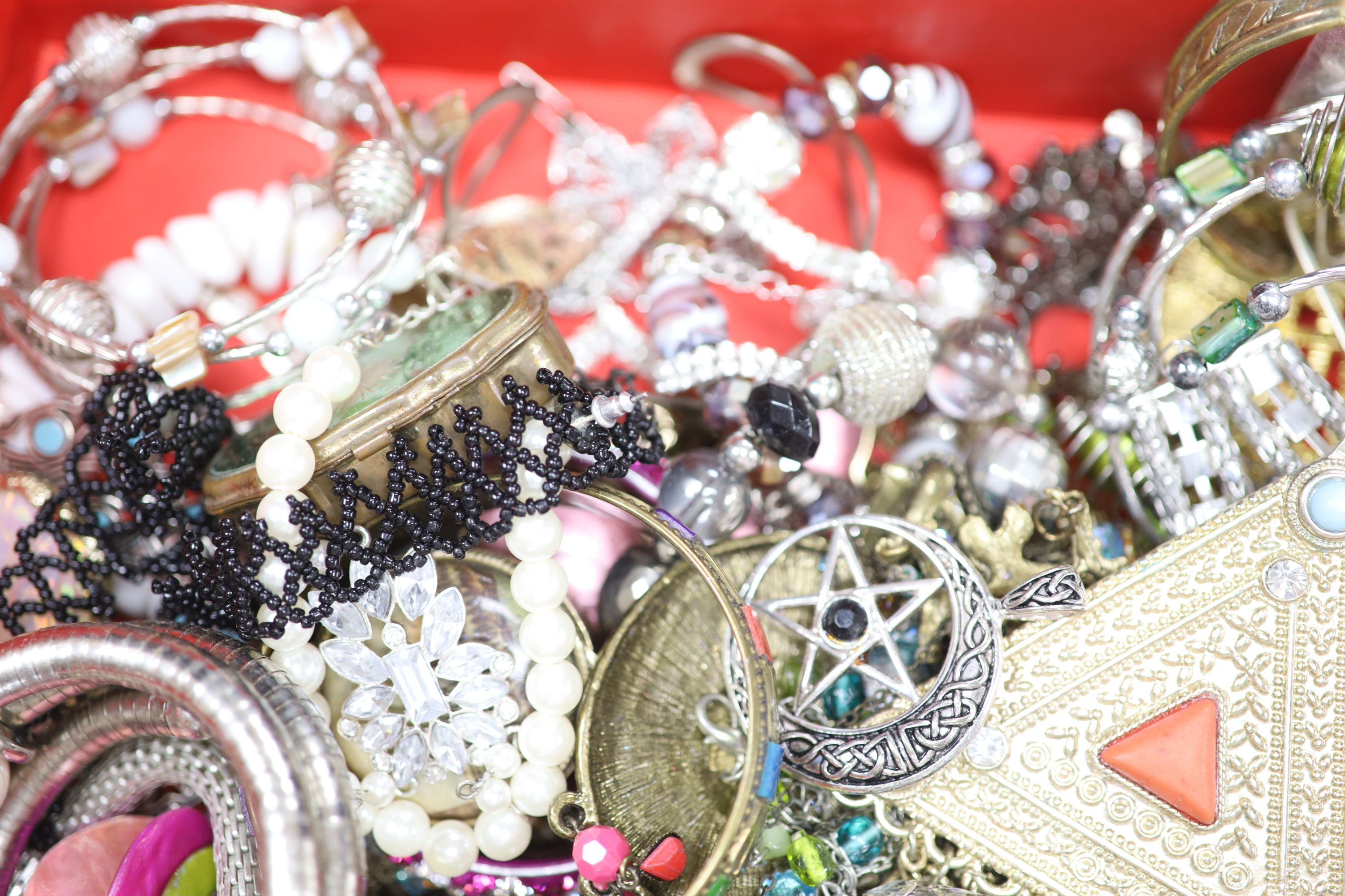 A quantity of assorted costume jewellery.